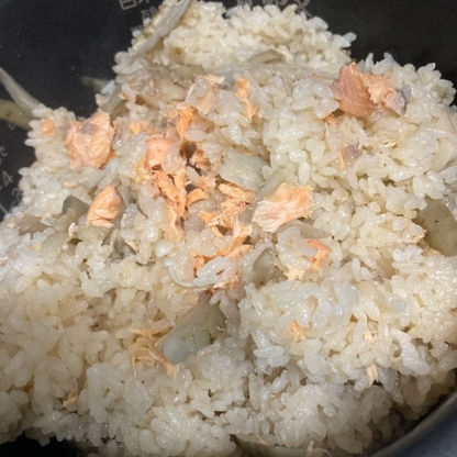 お米を多めにしたのに鮭を増やすのを忘れてしまいましたが、めんつゆで味付けも簡単でした。
美味しかったです。